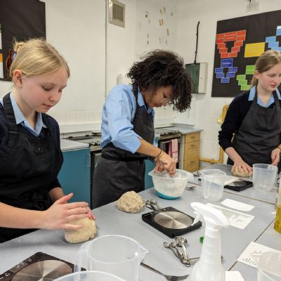 Year8FoodTechBreadmaking202357)